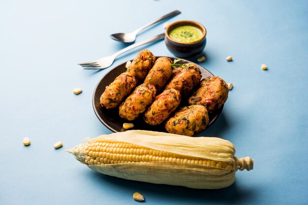 Knusprige Mais-Tikki, Pakora oder Pakoda oder Pattice, auch als Schnitzel bekannt. serviert mit grünem Chutney. Selektiver Fokus