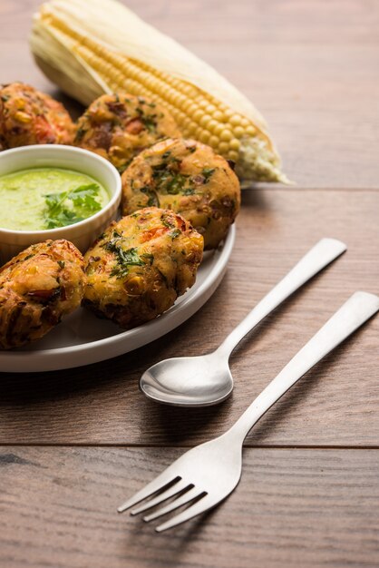 Knusprige Mais-Tikki, Pakora oder Pakoda oder Pattice, auch als Schnitzel bekannt. serviert mit grünem Chutney. Selektiver Fokus