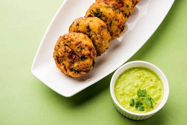 Knusprige Mais-Tikki, Pakora oder Pakoda oder Pattice, auch als Schnitzel bekannt. serviert mit grünem Chutney. Selektiver Fokus