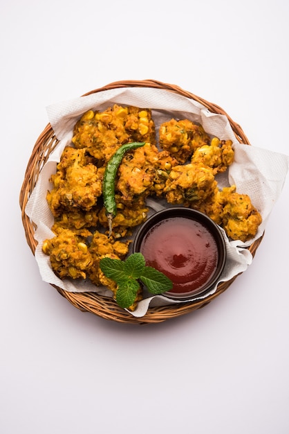 Knusprige Maispakora oder Pakoda, Bhajji, Bhaji, Bajji oder Pattice. serviert mit Tomatenketchup