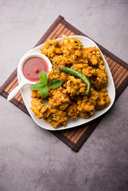 Knusprige Maispakora oder Pakoda, Bhajji, Bhaji, Bajji oder Pattice. serviert mit Tomatenketchup