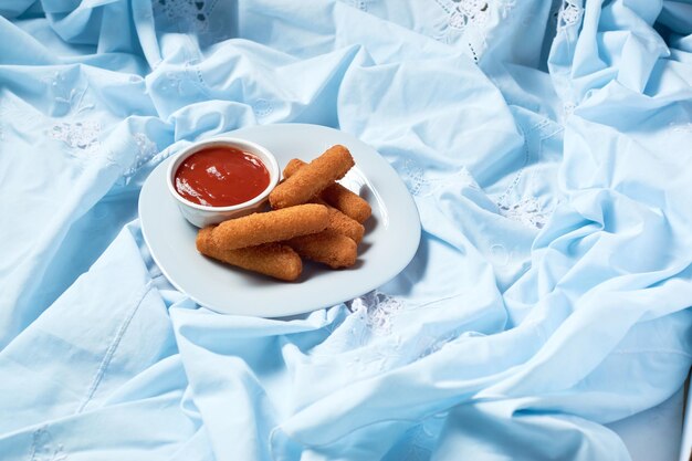 Knusprige Mozzarella-Sticks mit Tomatensauce