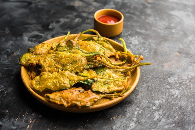 Knusprige Palak- oder Spinatblätter, auch bekannt als pakoda oder pakoda, bhaji a oder bajji