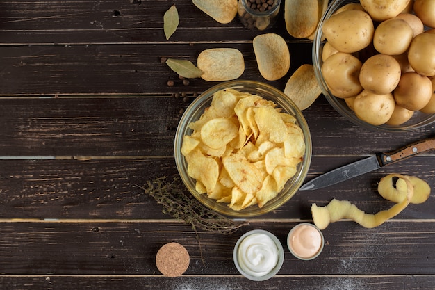 knusprige Pommes und rohe Kartoffeln