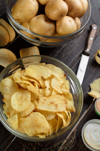 Knusprige Pommes und rohe Kartoffeln