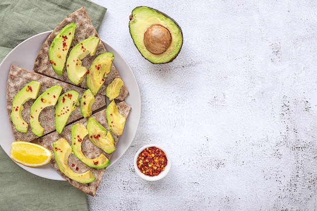 Knusprige Roggenbrot-Sandwiches mit Avocadoscheiben