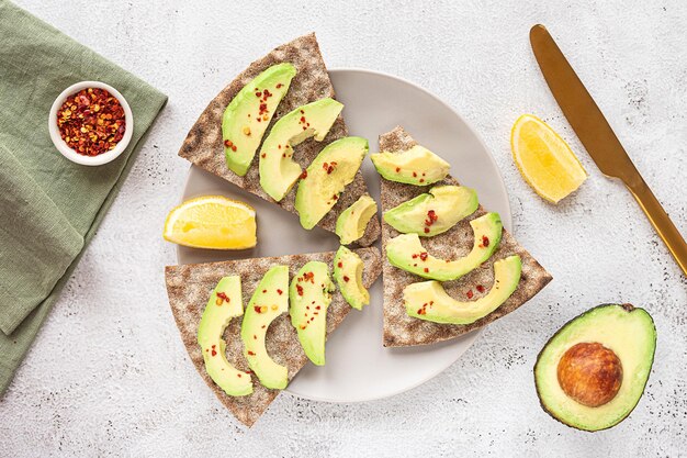 Knusprige Roggenbrot-Sandwiches mit Avocadoscheiben