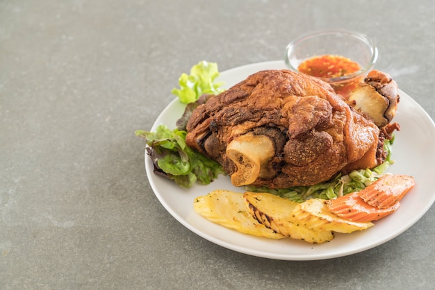 Knusprige Schweinshaxe oder deutsche Schweinshaxe