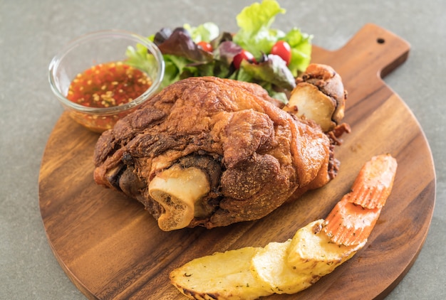 Knusprige Schweinshaxe oder deutsche Schweinshaxe