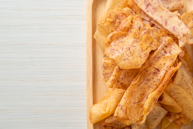 Knusprige Taro-Chips - gebratene oder gebackene geschnittene Taro