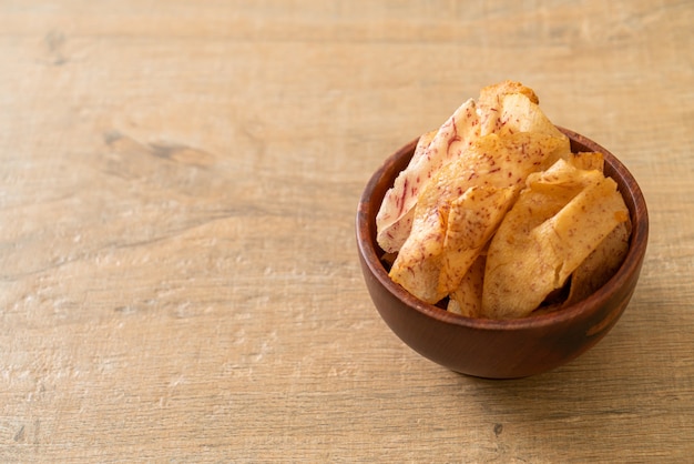 Knusprige Taro-Chips - gebratene oder gebackene geschnittene Taro