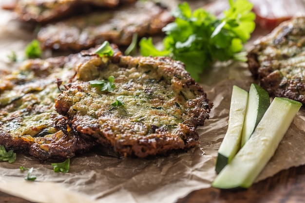 Knusprige Zucchini-Pfannkuchen mit Speck-Petersilien-Kräutern und anderen Zutaten.