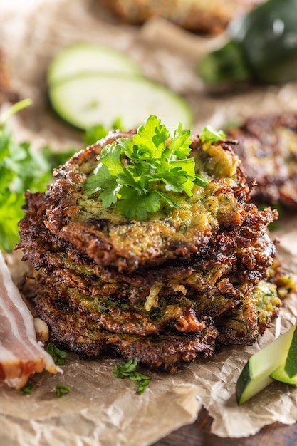 Knusprige Zucchini-Pfannkuchen mit Speck-Petersilien-Kräutern und anderen Zutaten.