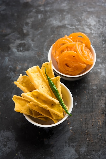 Knuspriger Fafda mit süßem Jalebi ist ein indischer Snack, der in Gujarat am beliebtesten ist, selektiver Fokus