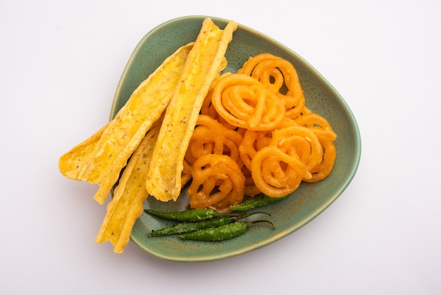 Knuspriger Fafda mit süßem Jalebi ist ein indischer Snack, der in Gujarat am beliebtesten ist, selektiver Fokus