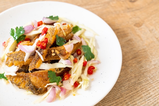 Knuspriger Gourami-Fisch mit würzigem Salat