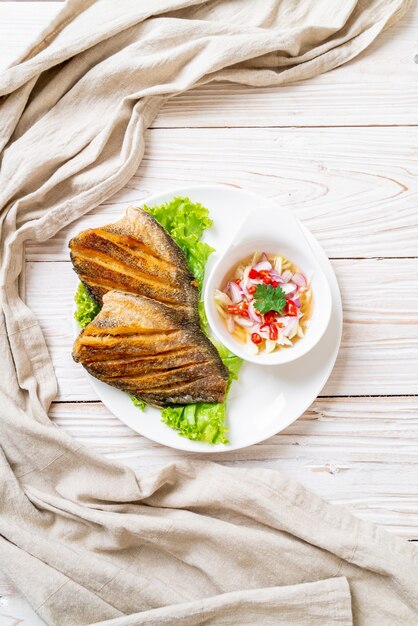 knuspriger Gourami mit würzigem Salat