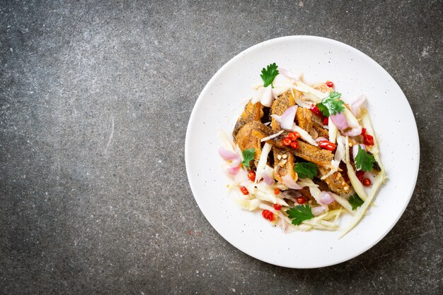 knuspriger Gourami mit würzigem Salat