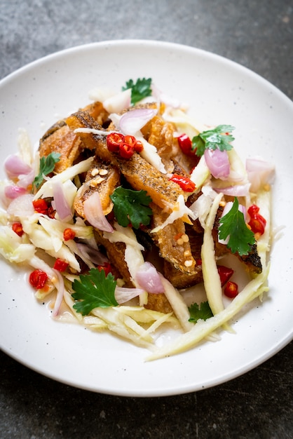 knuspriger Gourami mit würzigem Salat