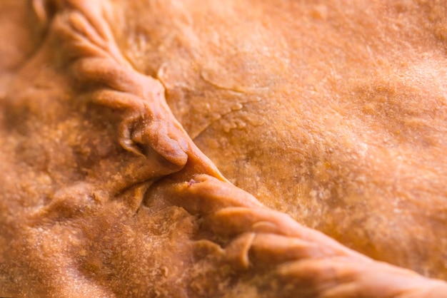 Foto knuspriger kuchen gefüllt mit fleisch und kartoffeln