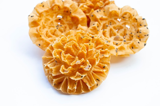 Knuspriger Lotusblütenplätzchen im weißen Hintergrund