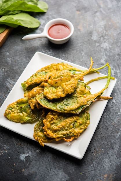 Knuspriger Palak oder Spinat Blätter Pakora oder Pakoda oder Krapfen oder Bajji