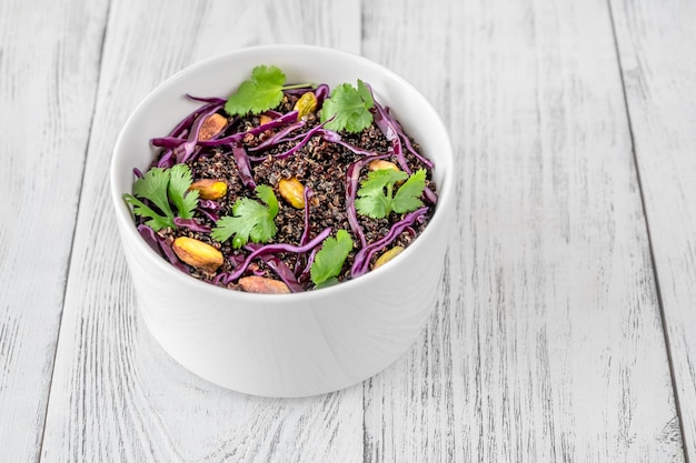 Knuspriger Quinoa-Rotkohl-Pistazien-Salat