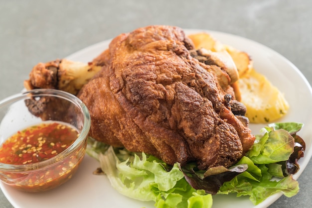 Knuspriger Schweinefleischknöchel oder deutsche Schweinefleisch-Hocken