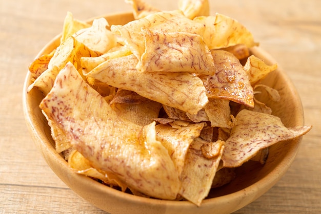 Foto knuspriger süßer taro chips snack