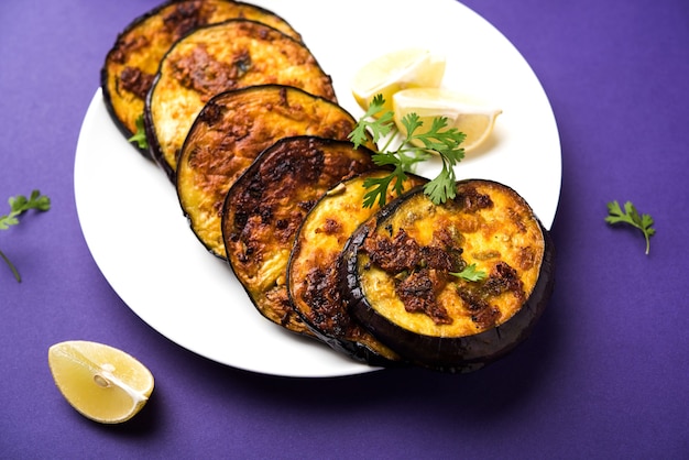 Knuspriges Baigan oder Auberginen- oder Brinjal-Rezept aus Indien in der Pfanne braten. selektiver Fokus