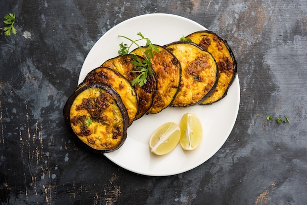 Knuspriges Baigan oder Auberginen- oder Brinjal-Rezept aus Indien in der Pfanne braten. selektiver Fokus