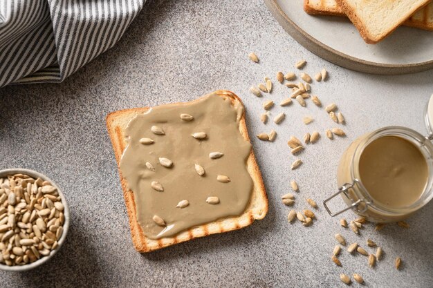 Knuspriges Brot mit hausgemachter Sonnenblumenbutter