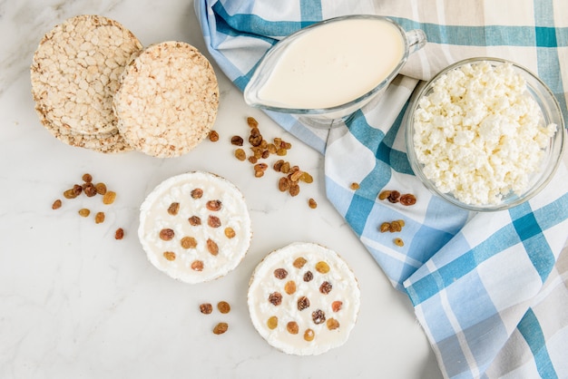 Knuspriges Brot mit Quark, gebackener Milch und Rosinen auf Licht.