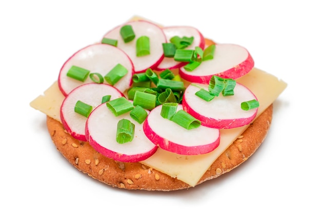 Knuspriges Cracker-Sandwich mit Rettichkäse und Frühlingszwiebeln isoliert