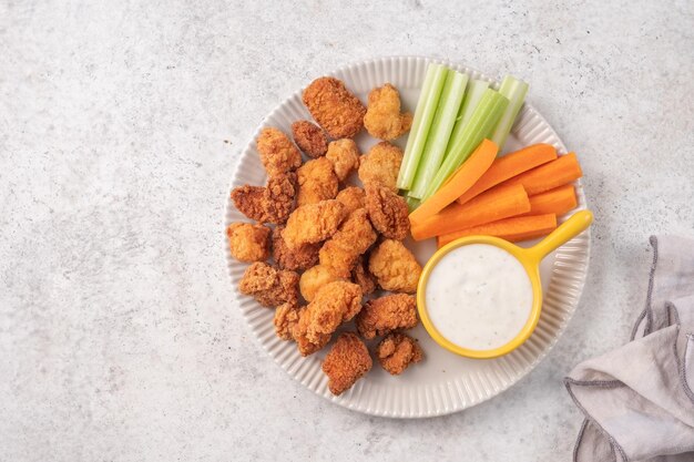 Knuspriges Hühnchen-Popcorn mit Karotten-Sellerie und Ranch-Sauce