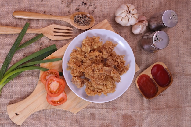 Knuspriges Hühnchensteak mit Tomatensauce und Gemüse