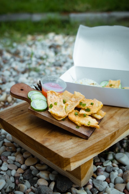 Knuspriges Hühnerei und Tempe mit Gurke und Chilisauce