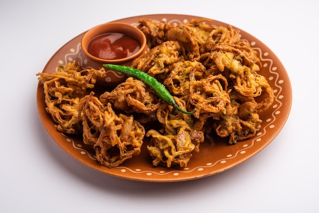 Knuspriges Kanda Bhaji oder Bhajji oder Pyaj Pakode oder gebratene Zwiebel Pakora, leckeres Streetfood aus Indien