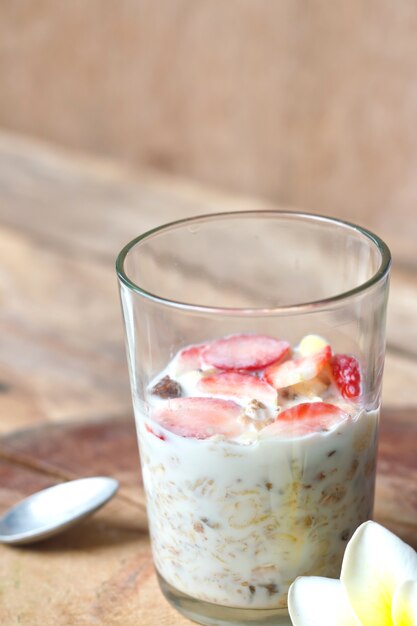 Knuspriges Müsli (Vollkornhafer) serviert mit frischen Erdbeeren