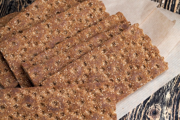 Knuspriges Roggenbrot gesunde Lebensmittel aus Roggenmehl dünnes und knuspriges Brot