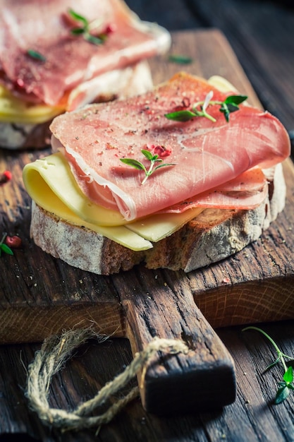 Knuspriges Sandwich mit Käse und Schinken zum Frühstück