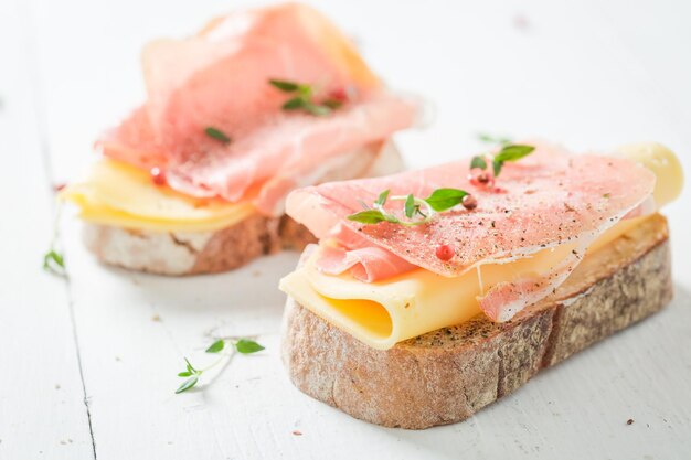 Knuspriges Sandwich mit Schinken und Käse zum Frühstück