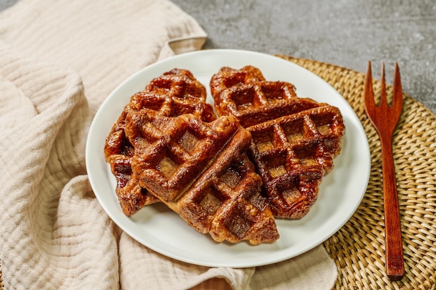 Knuspriges und süßes leckeres Waffelessen, serviert auf einem weißen Teller