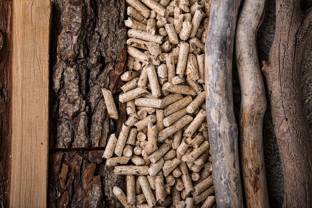 Öko-Brennstoff Holzpellets mit Brennholz