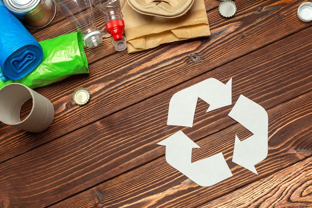 Öko-Konzept mit Recycling-Symbol auf Tischhintergrund-Draufsicht