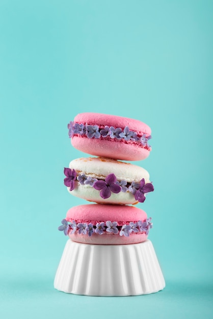 Öko-Macarons mit Blumensortiment