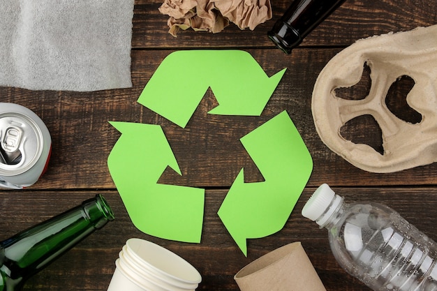 Öko-Symbol. Recycling. Eco-Konzept auf braunem Holztisch. Abfallrecycling. Ansicht von oben.