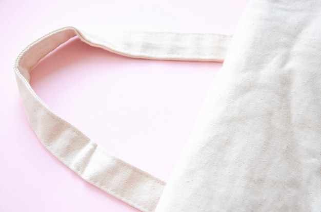Öko-Tasche auf rosa Hintergrund. Umweltfreundliche Tasche im Makro. Speicherplatz kopieren