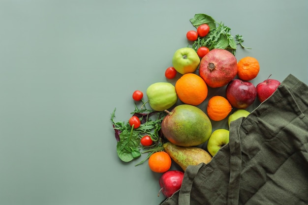 Öko-Tasche mit Produkten auf farbigem Hintergrund