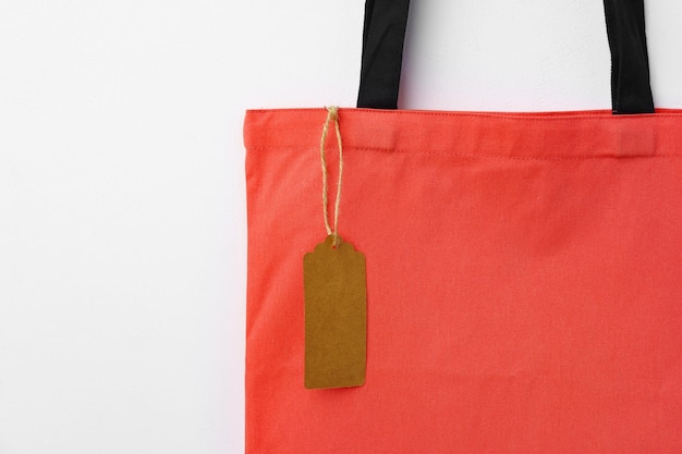 Öko-Tasche zum Einkaufen mit leerem Tag auf weißem Hintergrund